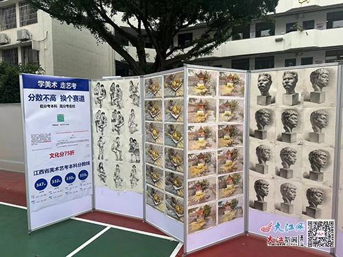 贛州四中舉行第十四屆 紅五月 校園文化藝術(shù)節(jié) 圖